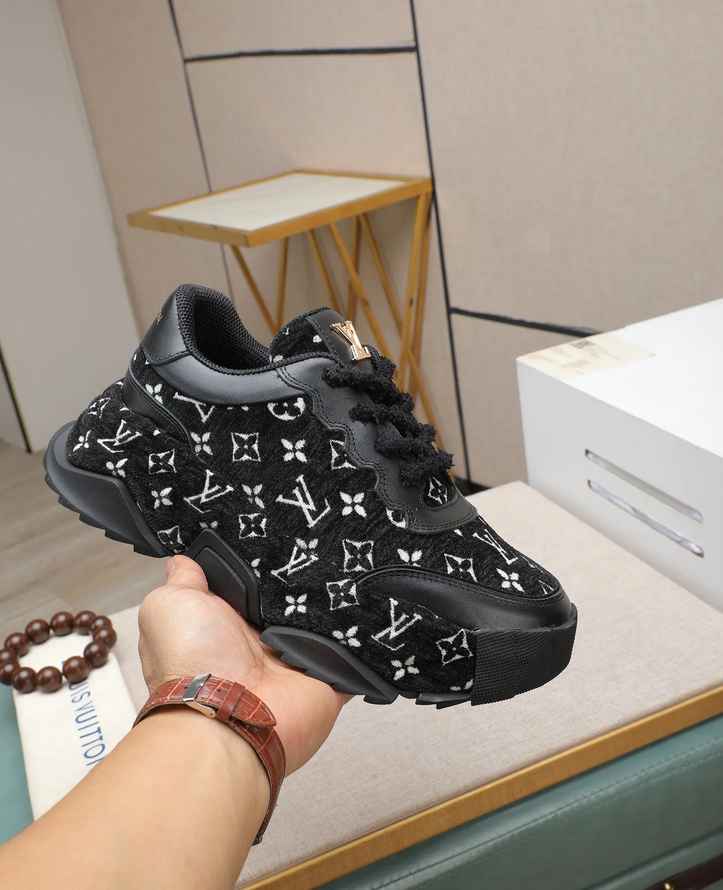 Men's shoes 💰600 LV are novel and fashionable, and the uppers are made of imported cowhide + LV special materials! Super trendy design! It’s eye-catching! The leather is soft, delicate, shiny and translucent, showing the ultimate in pure handcraftsmanship, and the mesh is soft, comfortable and breathable! Size: 39-44 (38 45 customized)